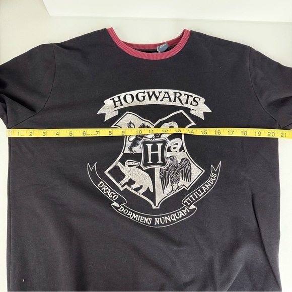 MWOT Harry Potter Hogwarts Crest Black Sweatshirt Size 4 (S) - Picture 4 of 9